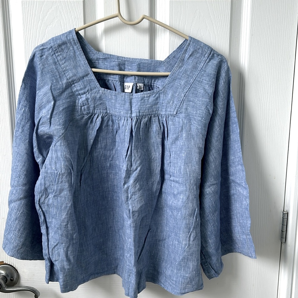Gap linen top with wide sleeves on bright blue